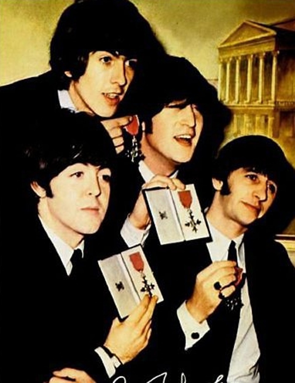 Condecoração devolvida por John Lennon é encontrada após 40 anos Paul McCartney, George Harrison, John Lennon e Ringo Starr com as condecorações | Divulgação