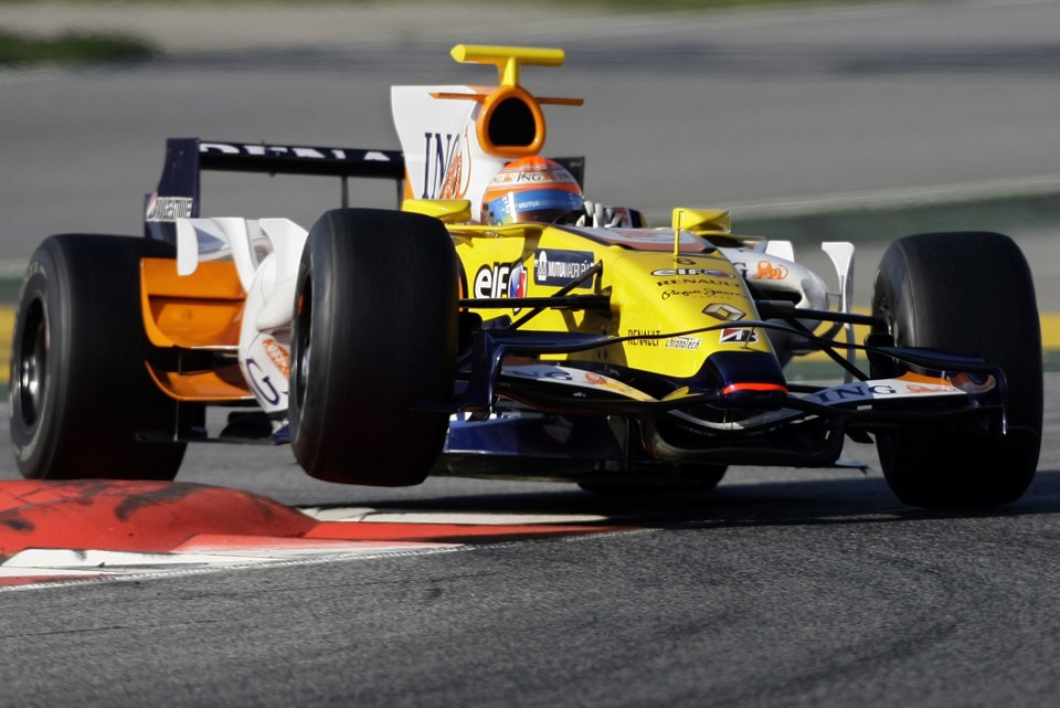 Equipe Renault terá de fazer ajustes no carro para a próxima temporada | Gustau Nacarino / Reuters