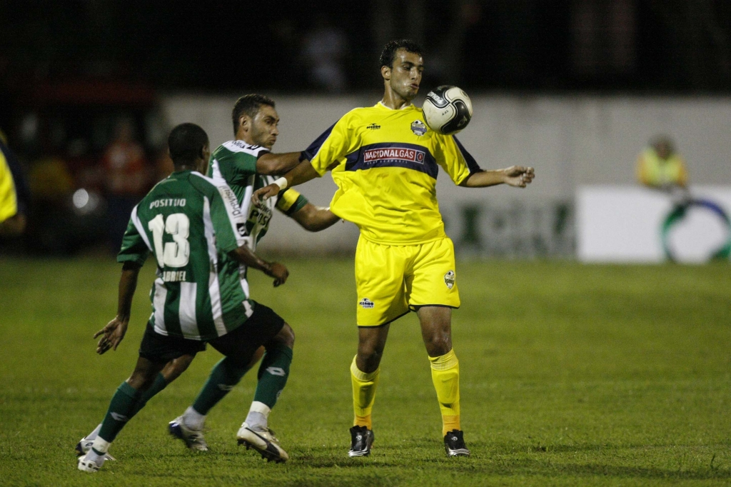 Márcio Gabriel e Mancha se juntam na marcação contra o jogador do Iguaçu: lateral e volante estão entre os destaques do Coxa na primeira semana do Estadual | Valterci Santos/Gazeta do Povo