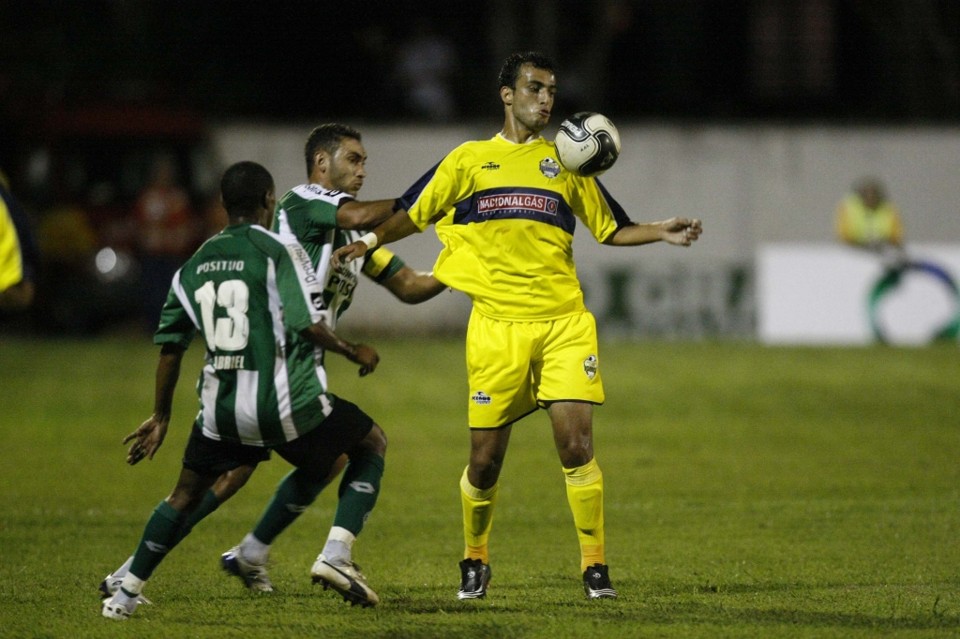 Márcio Gabriel e Mancha se juntam na marcação contra o jogador do Iguaçu: lateral e volante estão entre os destaques do Coxa na primeira semana do Estadual | Valterci Santos/Gazeta do Povo