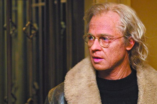 Brad Pitt: maquiagem e efeitos visuais transformaramm o galã em um idoso com mais de 80 anos |