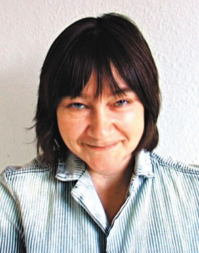 Ali Smith: Os deuses podem ser muito pé-no-chão, quando querem | Sarah Wood/Divulgação