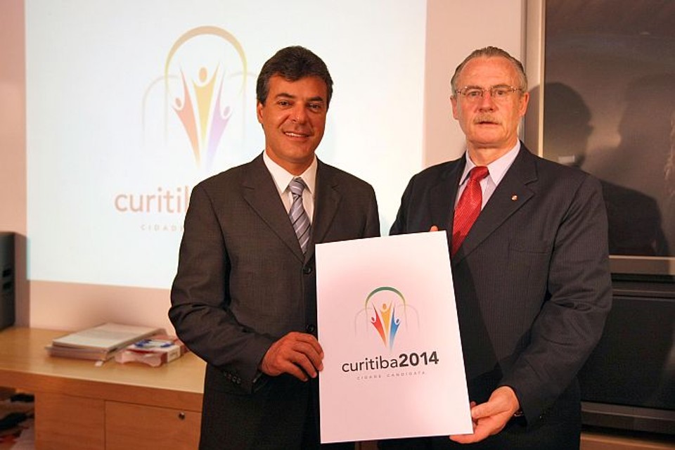 Prefeito Beto Richa e vice-governador Orlando Pessuti mostram a logomarca da Copa em Curitiba | Maurilio Cheli/SMCS