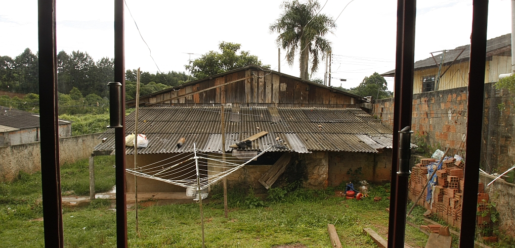 Esgoto a céu aberto, mofo e outros riscos: Vigilância Sanitária deu parecer contrário à permanência de transplantado no local. | Fotos: Daniel Derevecki/Gazeta do Povo