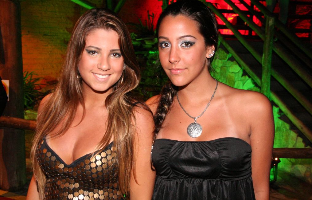 As belas curitibanas Ana Bruna Cardel (à esq.) e Rafaela Camargo nos embalos de verão do Warung, na Praia Brava de Itajaí, no litoral catarinense. A casa, comandada por curitibanos, acaba de ser eleita pelo prêmio Cool Awards, da revista Cool Magazine, como o melhor super club do Brasil. | Lincoln de Castro/Altos Agitos