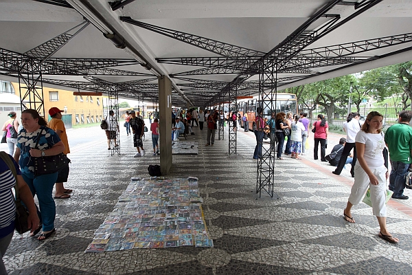 Venda de DVDs piratas no Terminal de Santa Felicidade: menos espaço para circulação. | Hedeson Alves/Gazeta do Povo