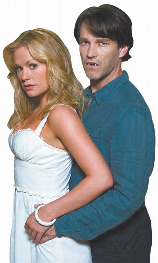 Anna Paquin, no papel de Sookie, e Stephen Moyer, que interpreta Bill, na série True Blood, da HBO |