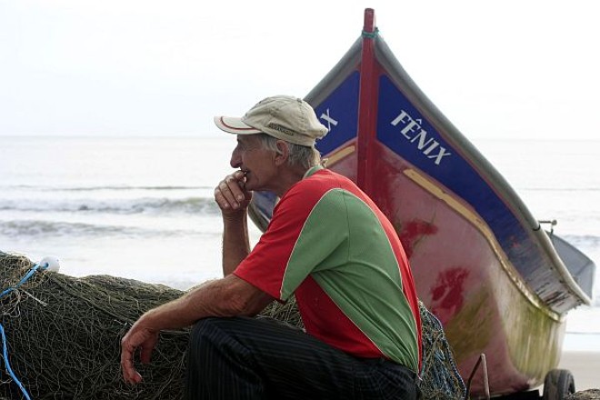 Valdemar Dallas Stela, 62 anos, morador de Matinhos, observa o trabalho dos pescadores |