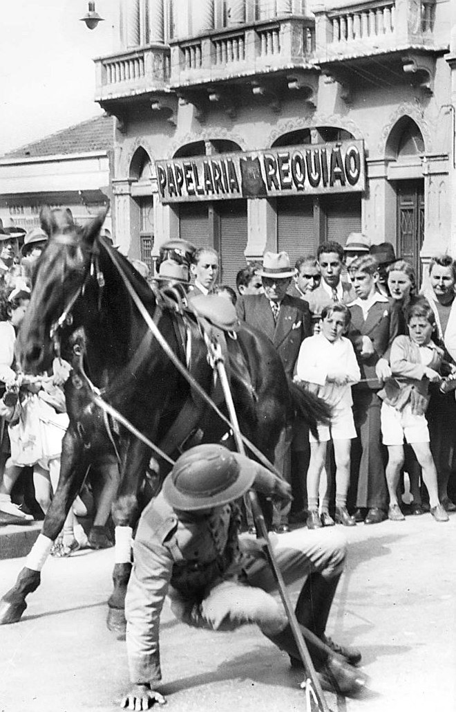 Rua XV, Sete de Setembro de 1940: o soldado cai do cavalo. Ao fundo, a Papelaria Requião, instalada onde nasceu a Gazeta | 