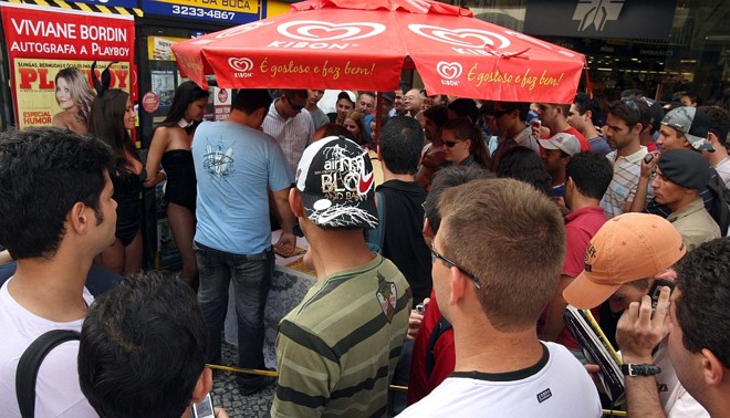 Sessão de autógrafos para a revista Playboy | 