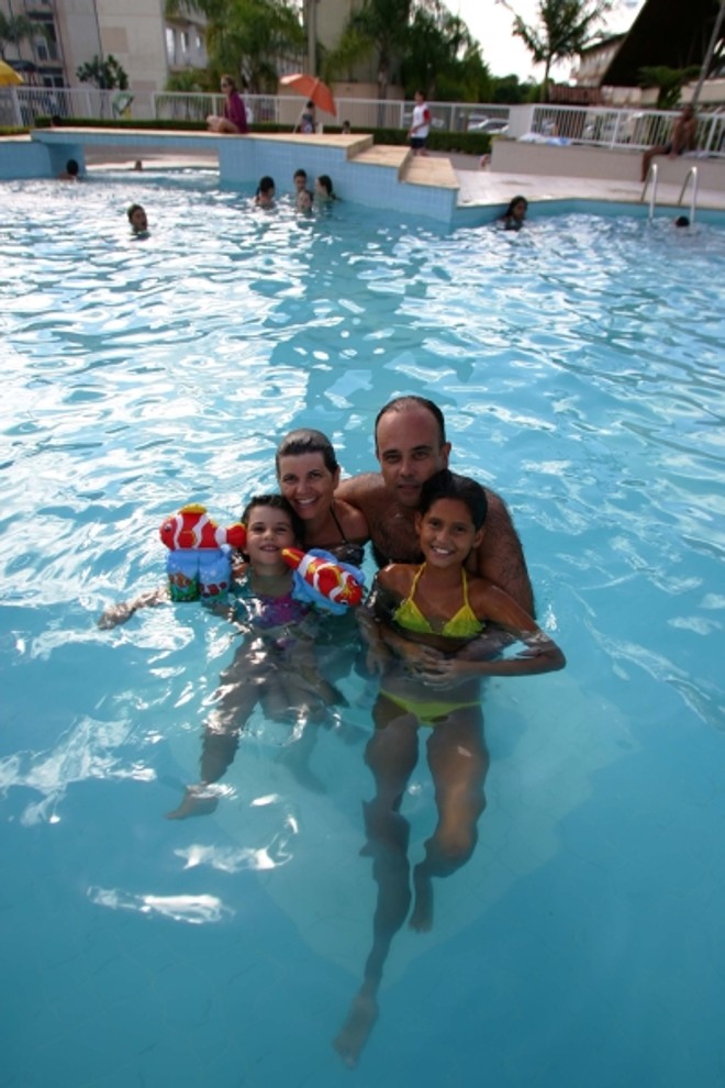 Churrasco e piscina com os amigos da colônia |