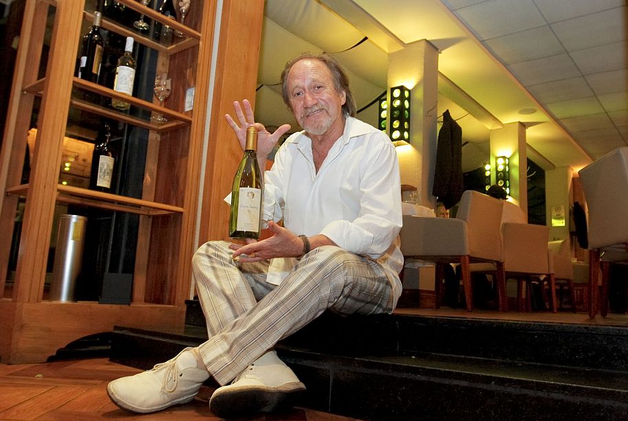 Juarez Machado posa com exclusividade para a coluna no restaurante Terra Madre, onde jantou na terça-feira com seus amigos de Curitiba Flávia e Waldir Simões de Assis. | Diego Pisante