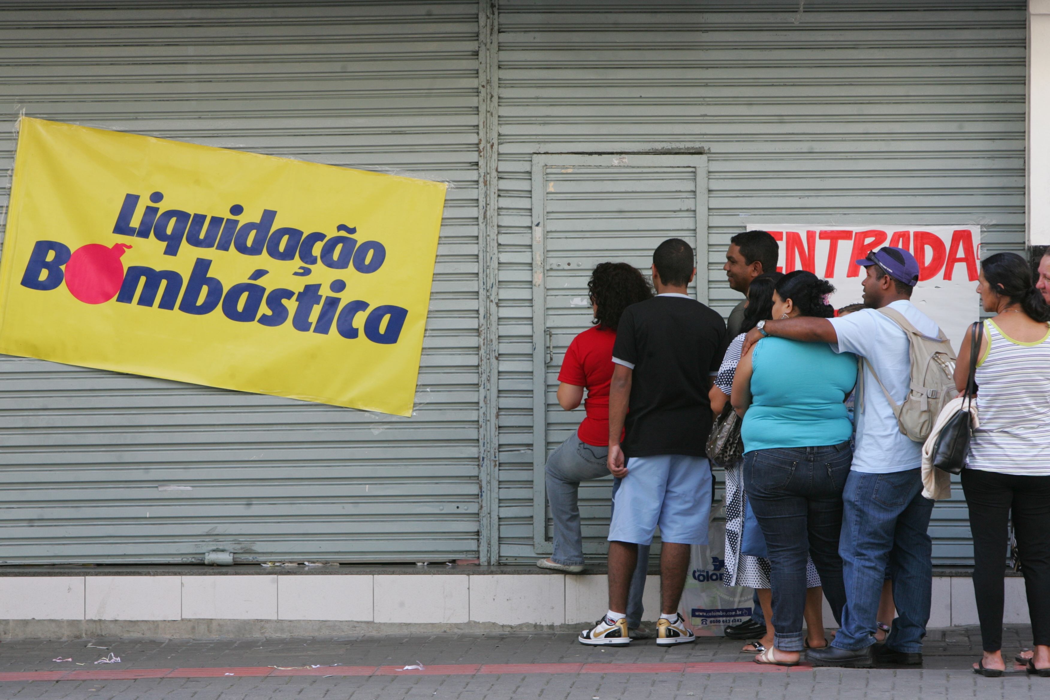 Como as lojas vão abrir às 5h desta sexta, muitos já estavam à espera pelas promoções na tarde desta quinta-feira | Daniel Castellano - Gazeta do Povo