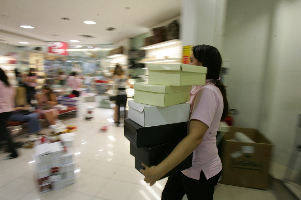 Afetadas pela alta do dólar, lojas de calçado e vestuário registraram queda de 8,7% nas vendas | Daniel Castellano/Gazeta do Povo