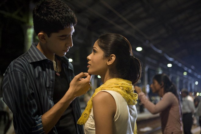 Os indianos Dev Patel e Freida Pinto estrelam Slumdog Millionaire. |