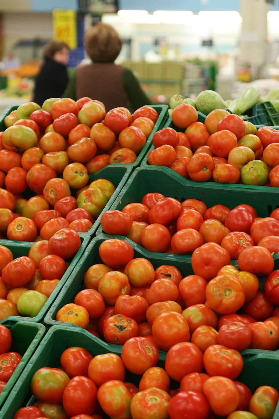 Cesta básica de Curitiba subiu 22,52% em 2008 O tomate foi o produto que acumulou a maior alta ao longo do ano, subindo 122,22% | Daniel Castellano/Gazeta do Povo