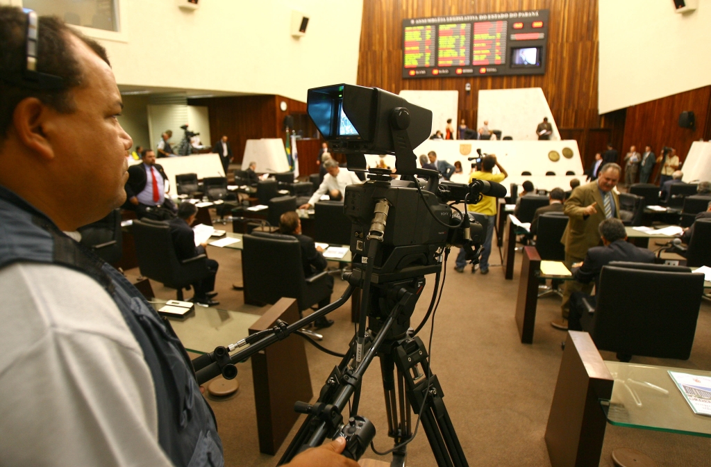 Funcionário da produtora GW capta imagens de sessão no plenário da Assembleia Legislativa. Transmissão é exibida ao vivo | Rodolfo Bührer/Gazeta do Povo
