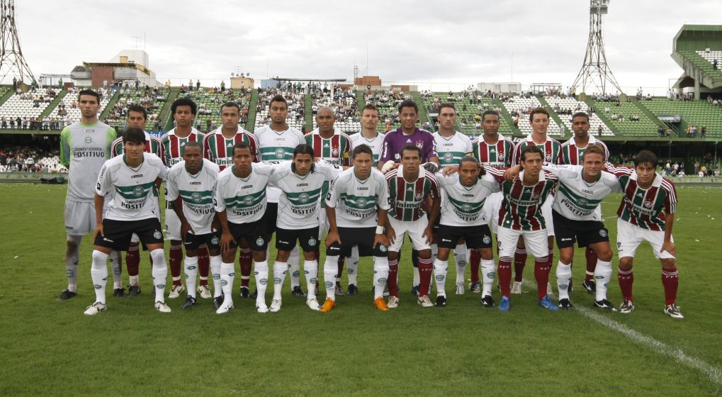 Antes do amistoso, jogadores de Coritiba e Fluminense posaram para foto: Vanderlei (e) pode perder a posição no gol. | Daniel Castellano/Gazeta do Povo
