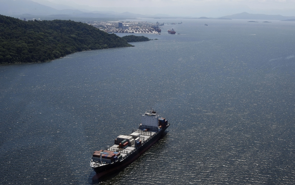 Navio no Canal da Galheta: assoreamento ameaça escoamento da safra | Valterci Santos/Gazeta do Povo