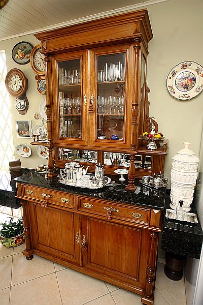 Cristaleira do fim do século 19. Feita em madeira pinho de riga. O filtro ao lado é de porcelana artesanal. | Fotos: Hedeson Alves/Gazeta do Povo