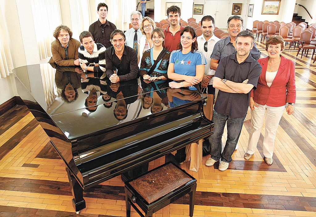 Maestro português Osvaldo Ferreira (apoiado sobre o piano, de preto) lidera a legião estrangeira | Valterci Santos/Gazeta do Povo