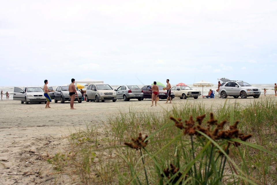 Prefeitura de Pontal usará manilhas e faixas para proibir estacionamento Sem sinalização, motoristas não são informados de que é proibido estacionar em área de restinga | Giuliano Gomes/Gazeta do Povo