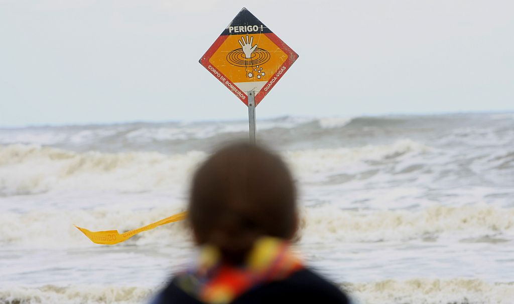 Recomendação do Corpo de Bombeiros é para que banhistas não entrem no mar em áreas de risco | Giuliano Gomes/Gazeta do Povo