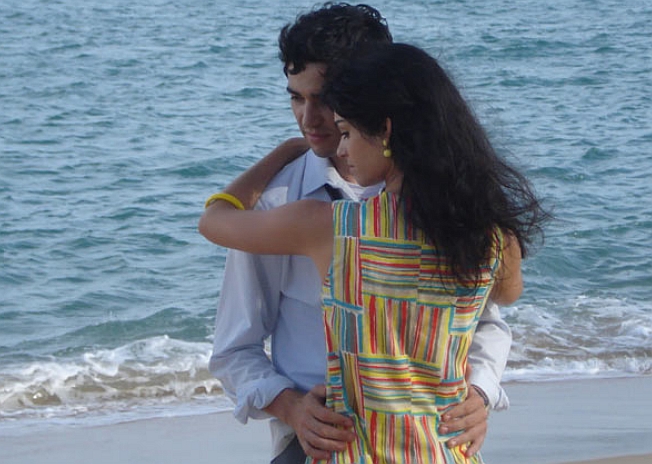 Caio Blat e Maria Flor em cena romântica de "O Bem Amado", filmado em praia de Alagoas | Reprodução/Débora Miranda/G1
