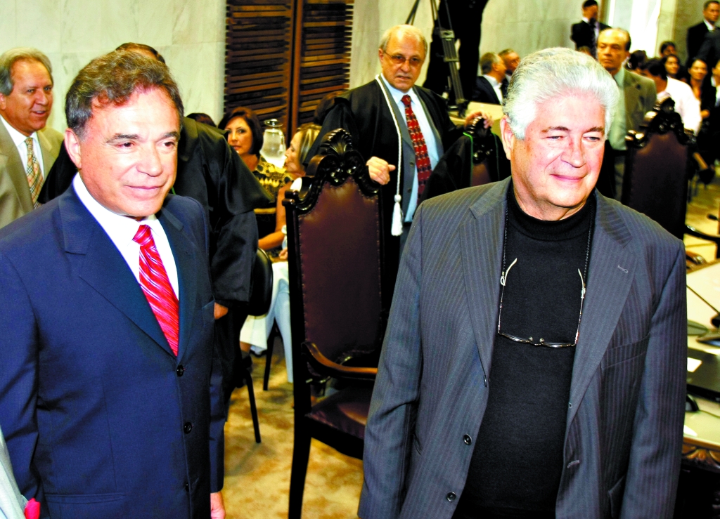 Alvaro Dias, possível candidato ao governo, e Roberto Requião se encontraram ontem no TC. Para o governador, seu sucessor será um aliado | Daniel Derevecki/Gazeta do Povo