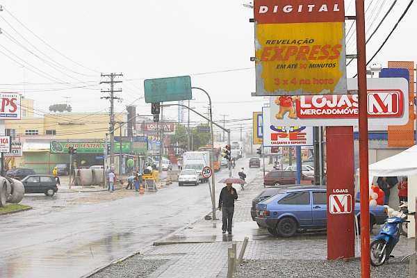 Rua Raul Pompéia: comércio em alta e poucas ofertas de imóveis. | Aniele Nascimento/Gazeta do Povo