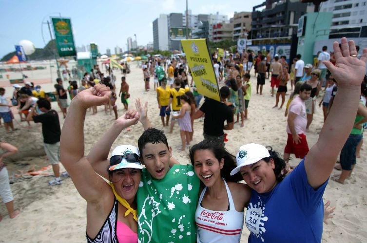 Guilherme Cardoso de Souza, de apenas 13 anos, comemorou a aprovação no curso de Química com a família no Litoral | Jonathan Campos/Gazeta do Povo