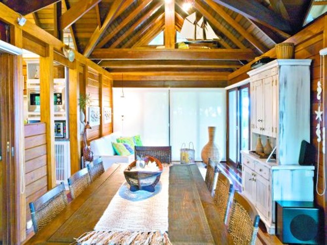 Na sala, destaque para os móveis em estilo provençal em pátina branca |