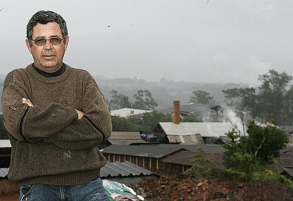 Jadir de Lima, que mora em frente para o aterro, quer impedir que o novo depósito fique atrás de sua casa. | Marcelo Elias/Gazeta do Povo