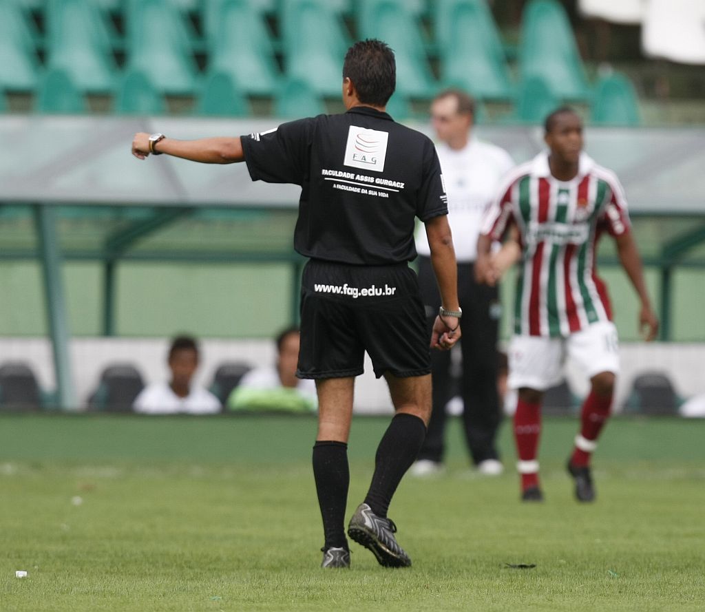 No amistoso Coritiba x Fluminense, José Stolle exibiu a marca da FAG no uniforme | Daniel Castellano/Gazeta do Povo