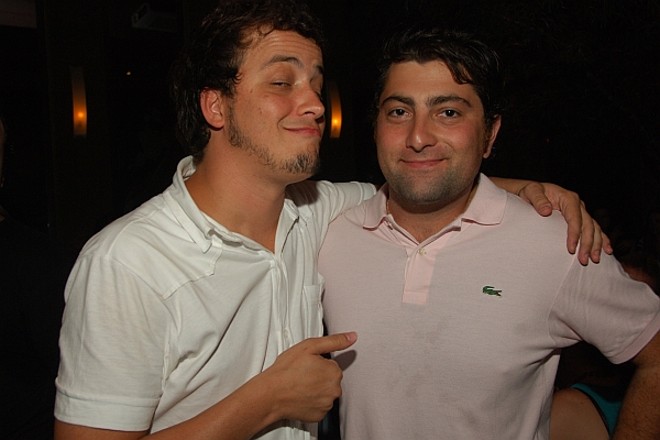 O ator e humorista Rafael Cortez faz pose com Gustavo Ferroni Ferreira, sócio do bar Santa Marta, após sua apresentação no Santa Comédia, nesta segunda-feira. Cortez integra a equipe do humorístico CQC. |