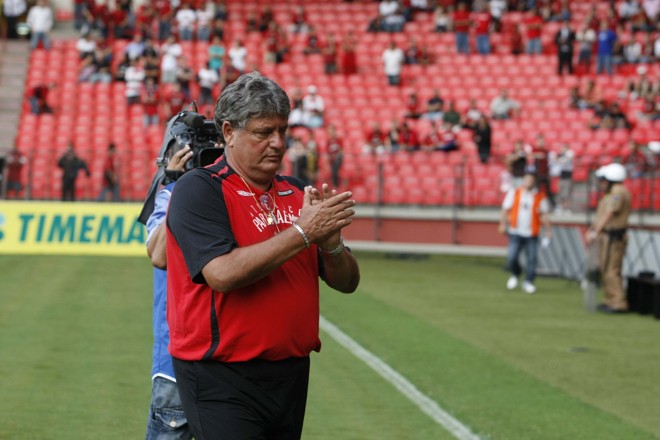 Depois do apito final, quem fez a festa foi o técnico Geninho | 