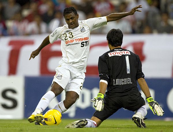Kléber Pereira tem propostas de se transferir, mas Peixe faz esforço para mantê-lo | Alfredo Estrella / AFP