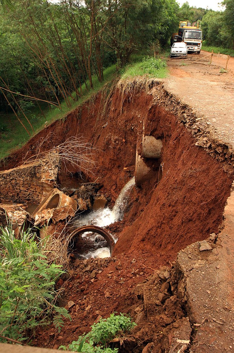 Trecho da pista cedeu sobre o aterro do ribeirão Pinguim e o tráfego ficou comprometido na ligação entre Maringá e Sarandi | André Renato/PMM/Divulgação