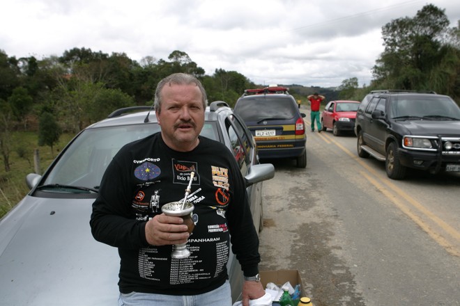 Elcio Berti foi entusiasta da pavimentação da Estrada da Ribeira, como neste protesto, em que foi tomar chimarrão no meio da estrada | Antonio Costa/ Gazeta do Povo