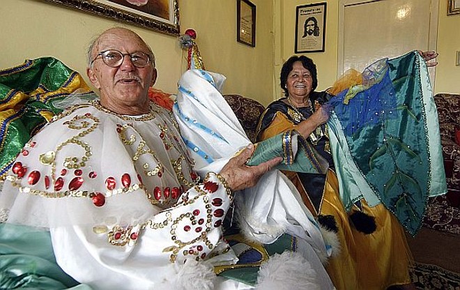 Elias e Santina colecionam todas as fantasias que usaram em 20 anos de Rancho das Flores: tradição ajudou na superação de dor. | 