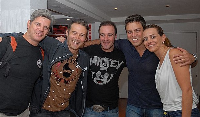 O humorista Diogo Portugal recebeu os atores Raul Gazolla (à esq.), Nelson Freitas e Luigi Barricelli (com a mulher, Andreia) na estreia de seu espetáculo