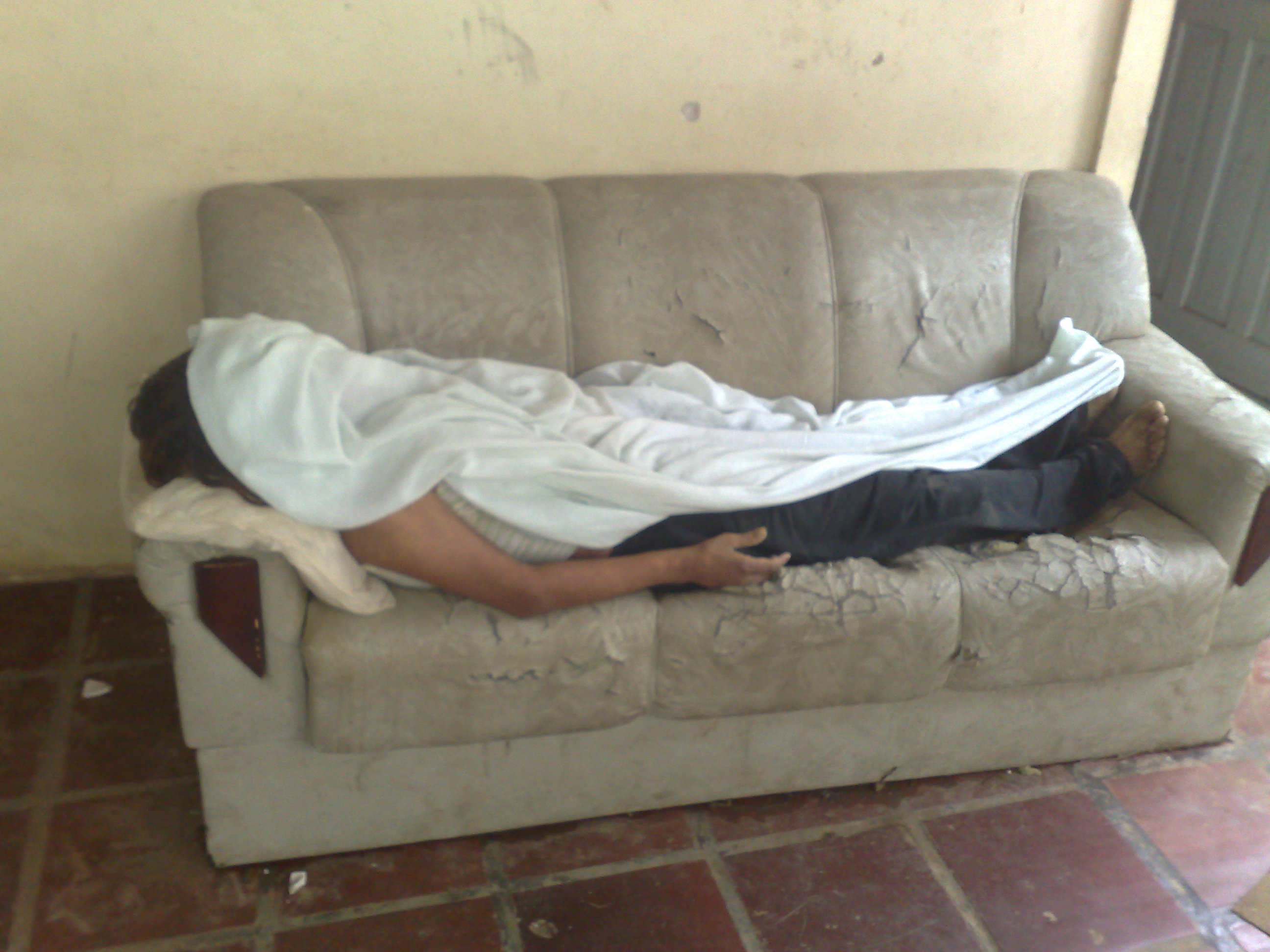 Corpo foi encontrado pela PM sobre um sofá | João Varella/Gazeta do Povo