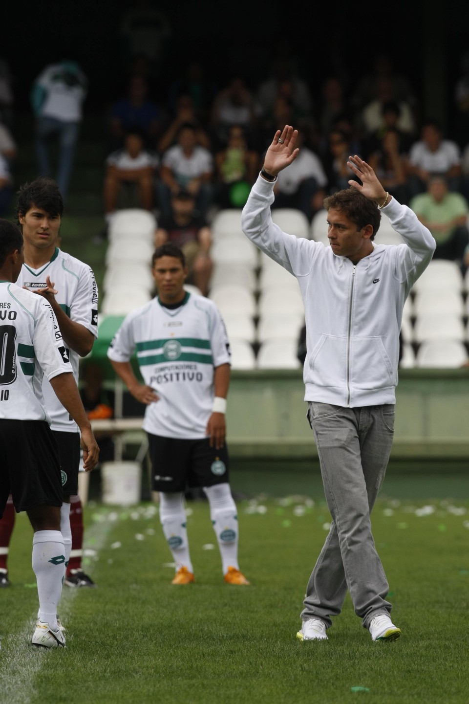 Keirrison pisa no gramado do Couto Pereira pela última vez, antes de se apresentar ao Palmeiras | Daniel Castellano / Gazeta do Povo