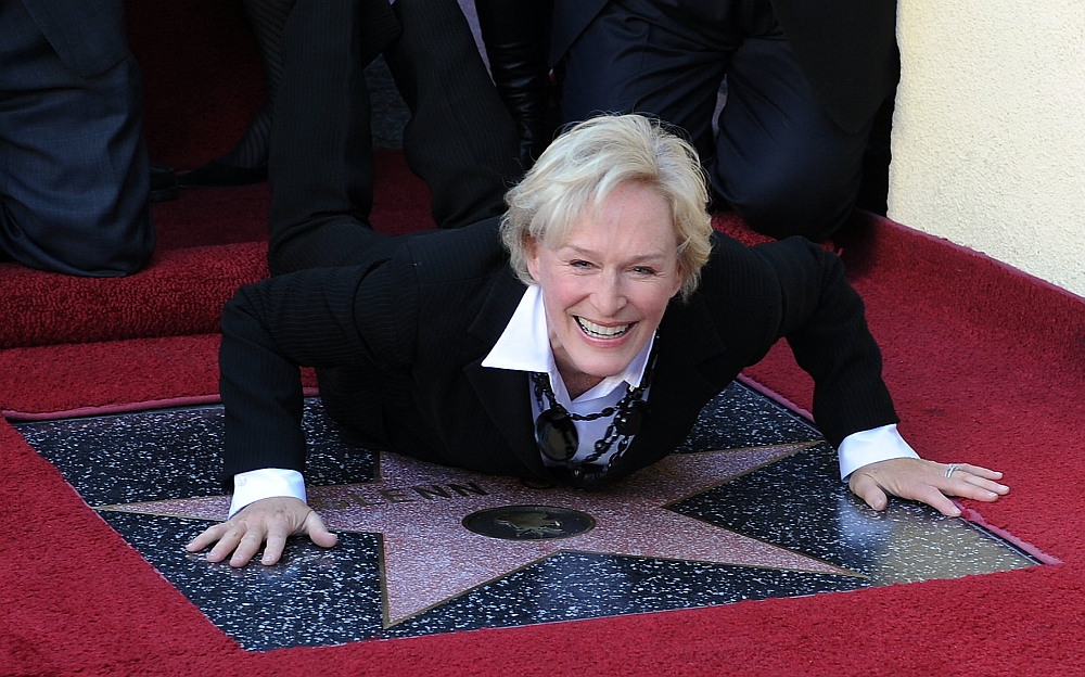 A atriz Glenn Close ao receber sua estrela na Calçada da Fama em Hollywood, nesta segunda-feira (12) | AFP/Jewel Samad