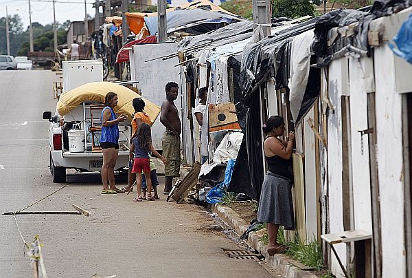 Famílias ocupam calçadas do bairro Fazendinha desde outubro. | Valterci Santos/Gazeta do Povo