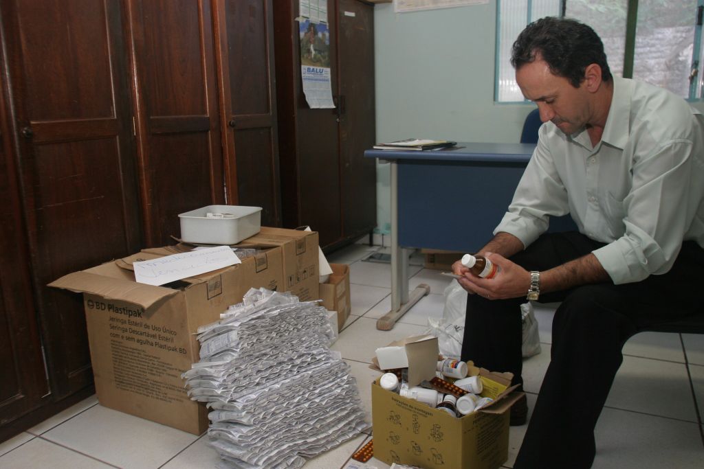 O secretário de Saúde, Orlando Nascimento, descarta medicamentos vencidos encontrados em hospital de Nova Tebas | Dirceu Portugal/Gazeta do Povo