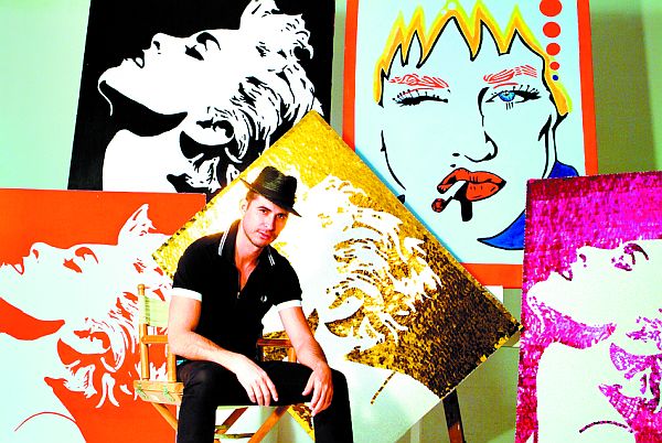 Dos Madalosso para Madonna- Essa foi a trajetória do designer Gilberto Mendes, que começou como gerente de um dos restaurantes da família de Santa Felicidade. Ele foi o responsável pela criação do ambiente onde a cantora recebeu os seletos convidados na área dos camarins do Maracanã. Mendes é dono da Perverts, empresa de design que começou em Curitiba e agora atua no eixo Rio-São Paulo. Sua próxima empreitada será fazer o mesmo para Sir Elton John. |