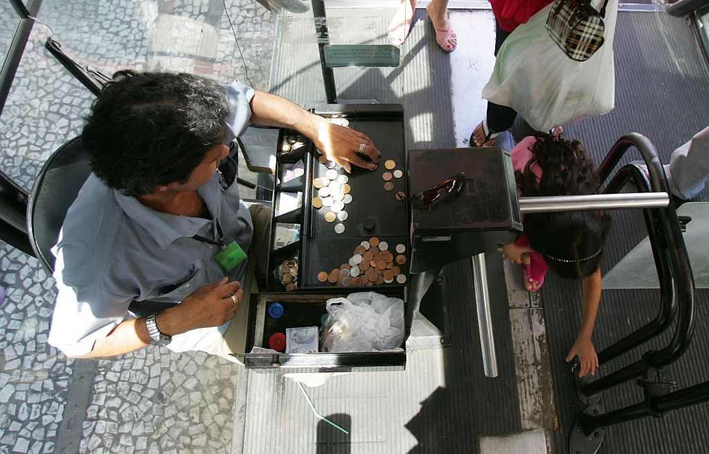 Cobradores tiveram de providenciar o dobro de moedas para fornecer troco da passagem de ônibus | Daniel Castellano/Gazeta do Povo