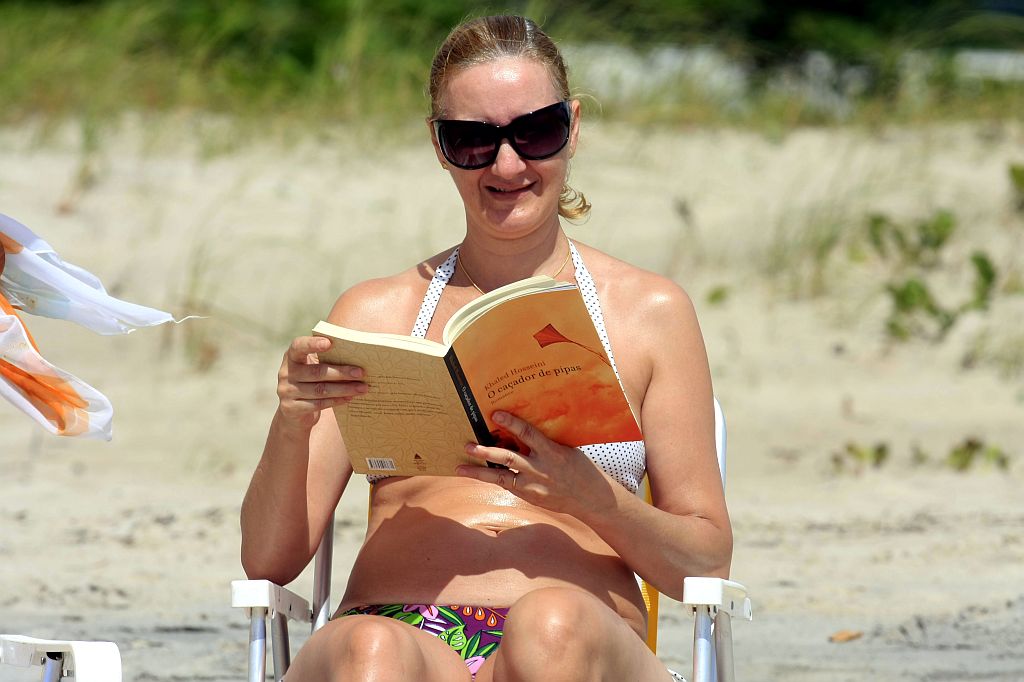 A funcionária pública Alice Pasquetta Jantsk aproveita as férias para colocar a leitura em dia | Giuliano Gomes/Gazeta do Povo