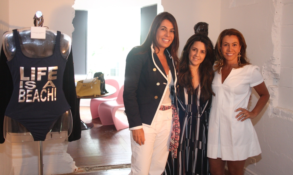 As irmãs Márcia Almeida e Andréa El Omeiri (nas pontas) foram recebidas na última quarta-feira pela estilista Adriana Degreas para um brunch no espaço MiCasa, em São Paulo. As proprietárias da Bazaar Fashion foram conferir, em primeira mão, a nova coleção de roupas para ginástica da estilista. | Mauro Campos